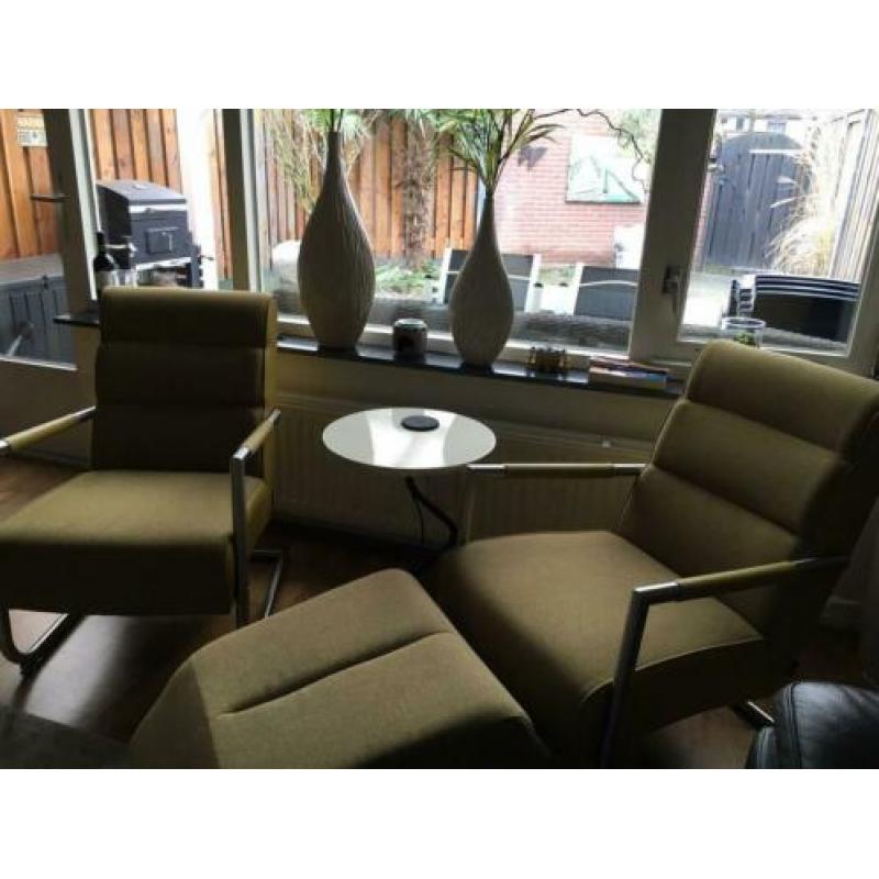 Twee fauteuils, en Hocker