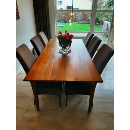 Eettafel met zes stoelen
