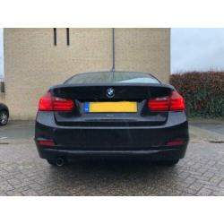 BMW320i EDE Sport Black Sapphire 2013 met 'Rot Akzhent'