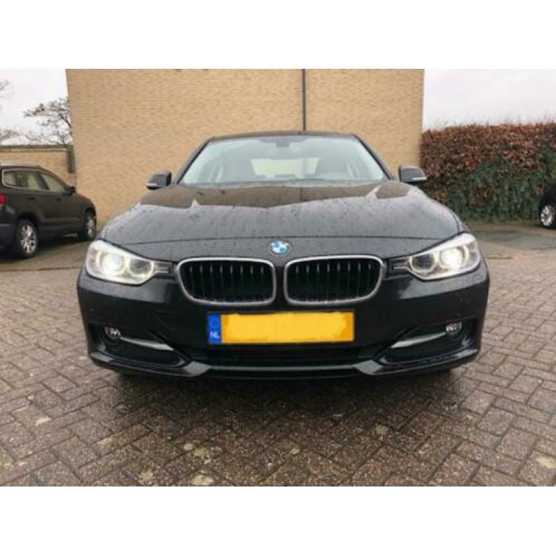 BMW320i EDE Sport Black Sapphire 2013 met 'Rot Akzhent'