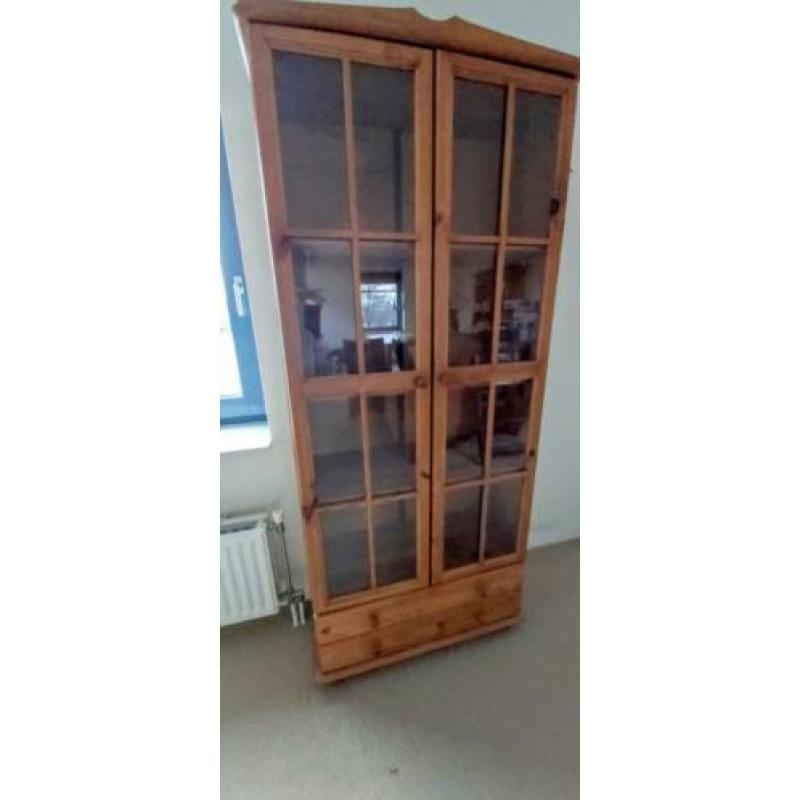 Inboedel geloogd eiken, grenen, glas in combinatie met brons