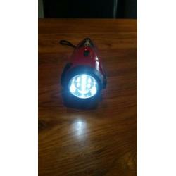 Zaklamp met ingebouwde radio. Led verlichting.