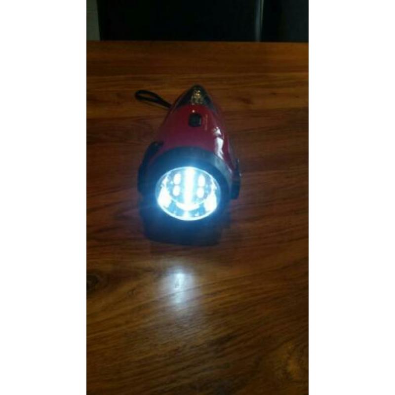 Zaklamp met ingebouwde radio. Led verlichting.