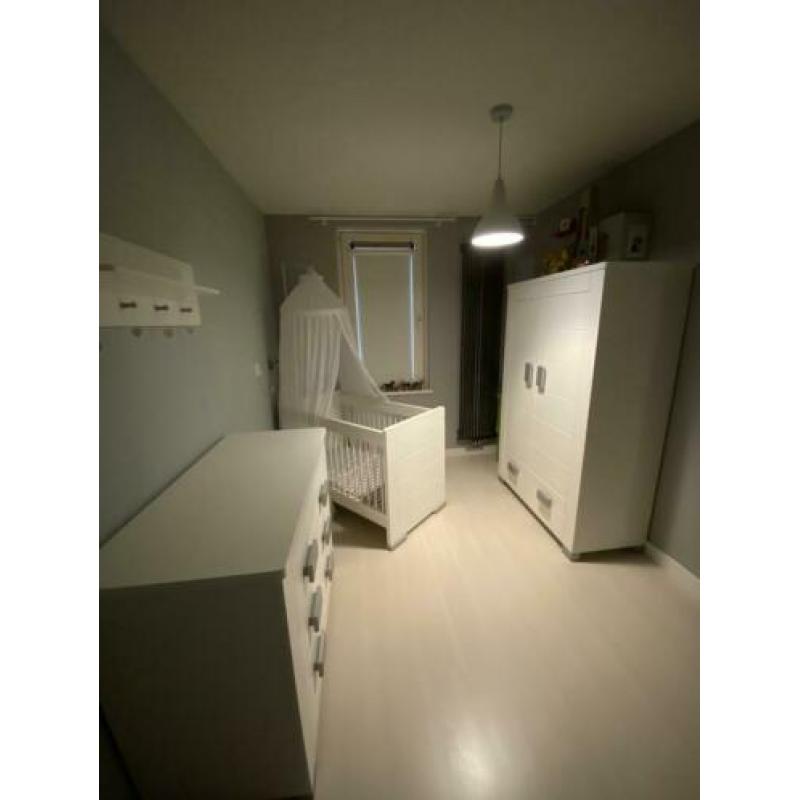 Witte baby kamer