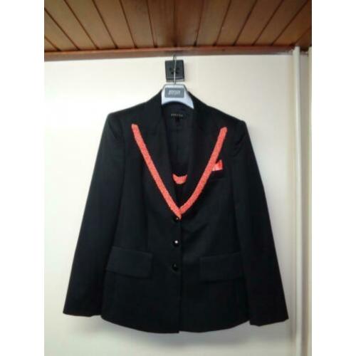 ESCADA zwarte blazer, top en pantalon afgezet met steentjes