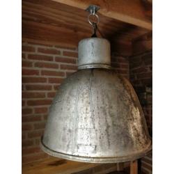 Grote industriële hanglamp, met zeer bijzondere patina