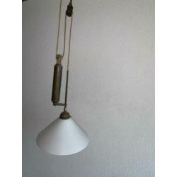 Hanglamp, melkglas kap en messing katrol ACTIE