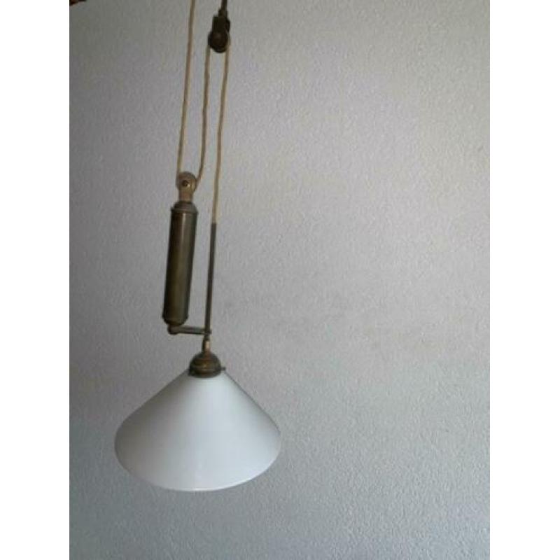 Hanglamp, melkglas kap en messing katrol ACTIE