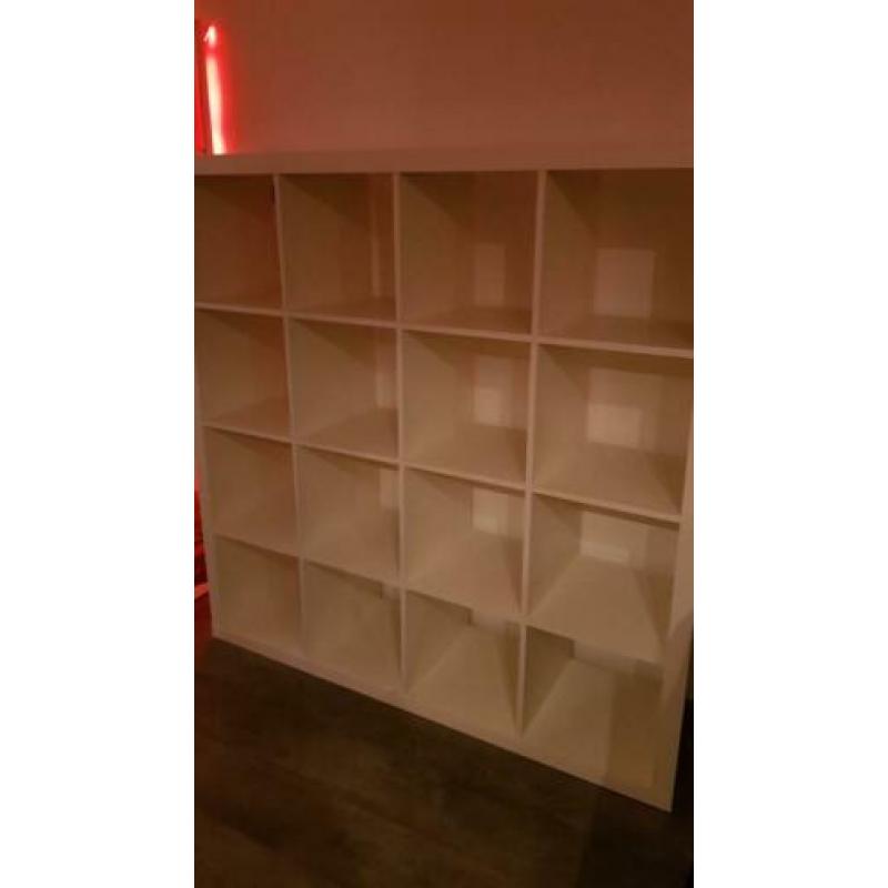 Witte hoogglans Expedit (nu Kallax) vakken kast