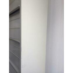 Stalen archiefkast met tijdschrift houder