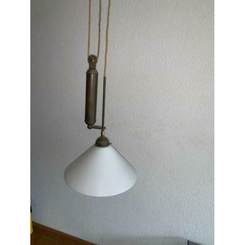 Hanglamp, melkglas kap en messing katrol ACTIE