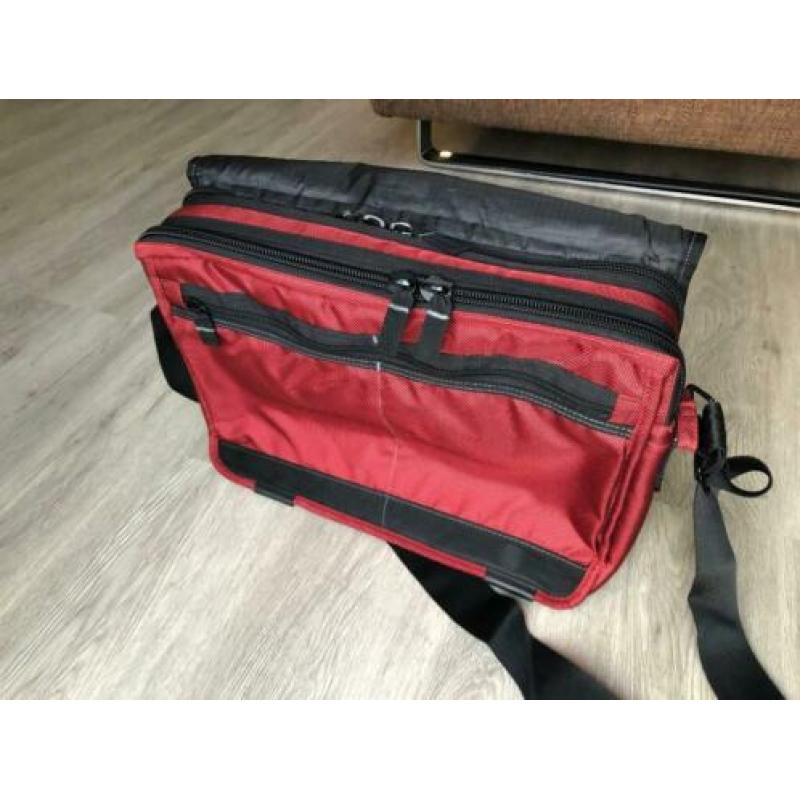rode laptoptas in uitstekende (zgan) conditie