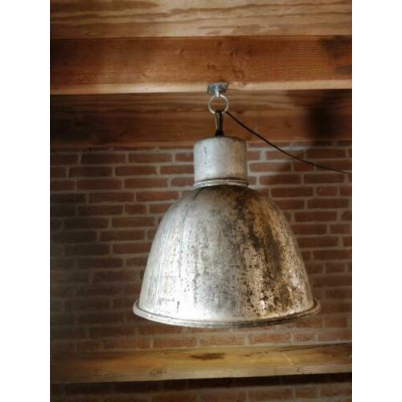Grote industriële hanglamp, met zeer bijzondere patina