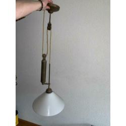 Hanglamp, melkglas kap en messing katrol ACTIE