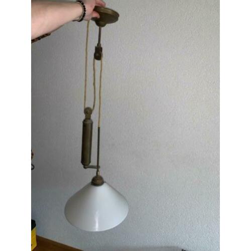 Hanglamp, melkglas kap en messing katrol ACTIE