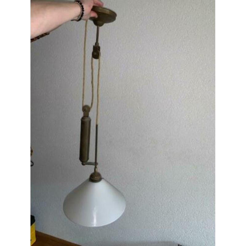 Hanglamp, melkglas kap en messing katrol ACTIE