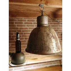 Grote industriële hanglamp, met zeer bijzondere patina