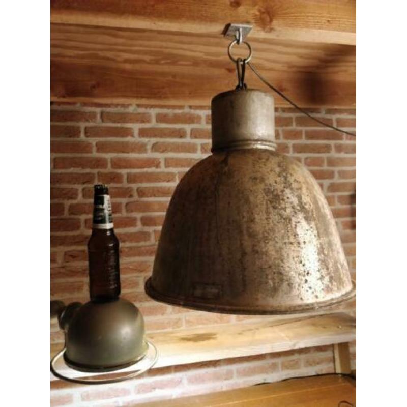 Grote industriële hanglamp, met zeer bijzondere patina