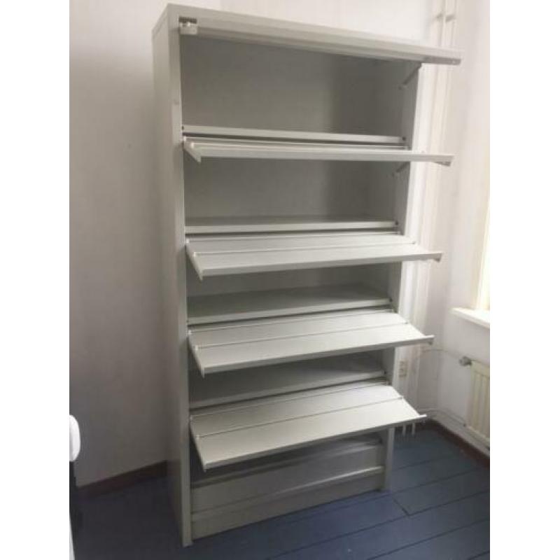 Stalen archiefkast met tijdschrift houder
