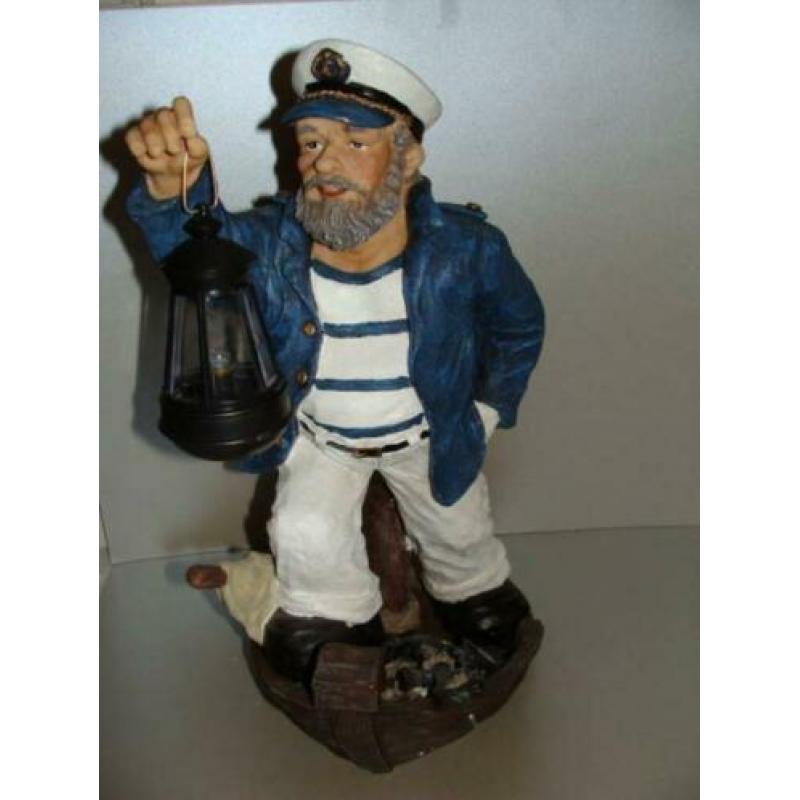 Schipper of kapitein op de punt van zijn boot met lampje