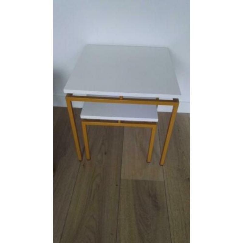 Vintage bijzettafeltjes wit oker € 20,- bij elkaar