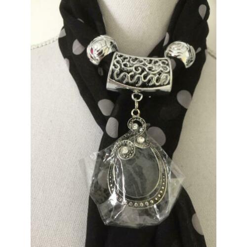 sjaal met hanger / Sjaal-ketting nieuw