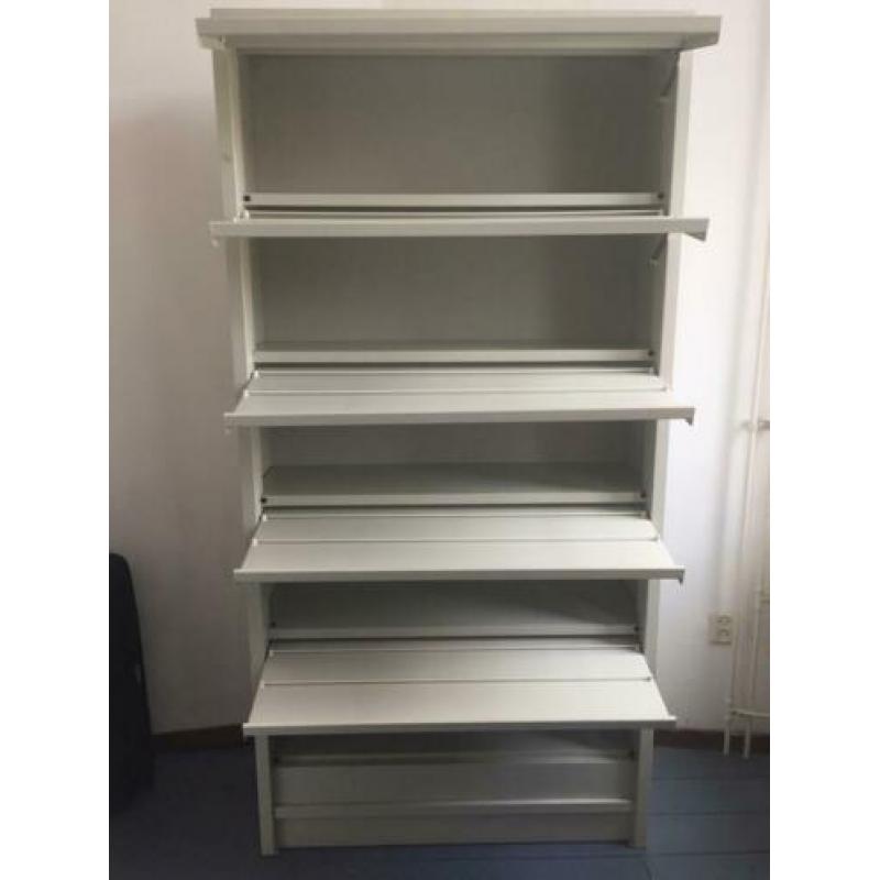 Stalen archiefkast met tijdschrift houder