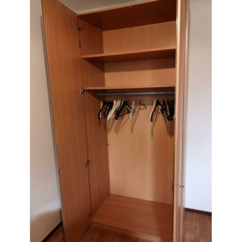 Elektrisch verstelbaar bed, Nachtkastje, kledingkast.