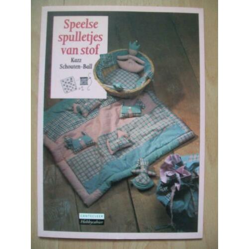 Speelse spulletjes van stof - Kazz Schouten - Ball