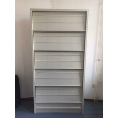 Stalen archiefkast met tijdschrift houder