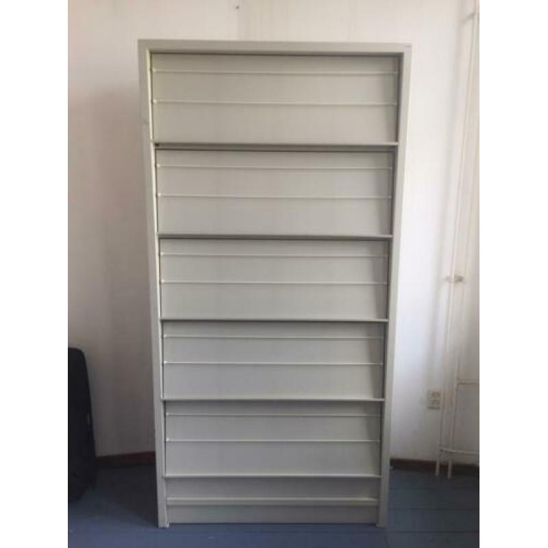 Stalen archiefkast met tijdschrift houder