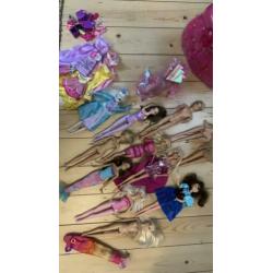 Barbie, Ken en Frozen poppetjes met kleding kast en spullen