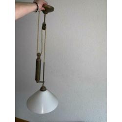 Hanglamp, melkglas kap en messing katrol ACTIE