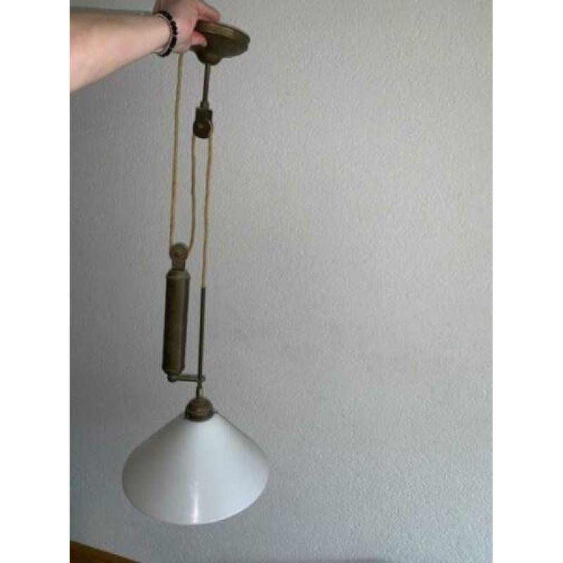 Hanglamp, melkglas kap en messing katrol ACTIE