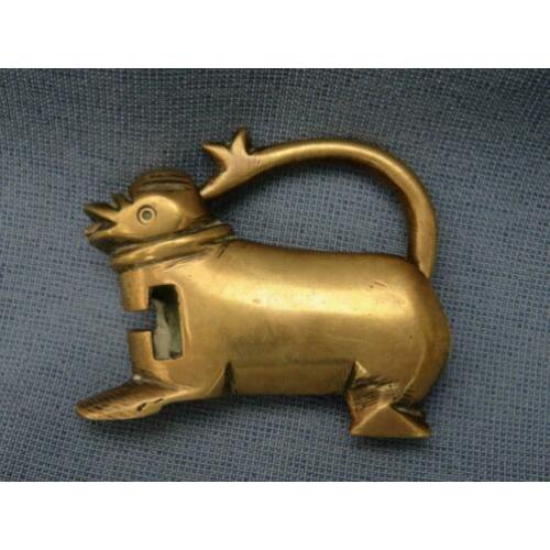 Bronzen slot met beest - 18e eeuw