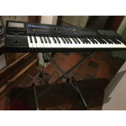 Synthesizer Roland D-20 (met standaard)