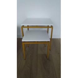 Vintage bijzettafeltjes wit oker € 20,- bij elkaar