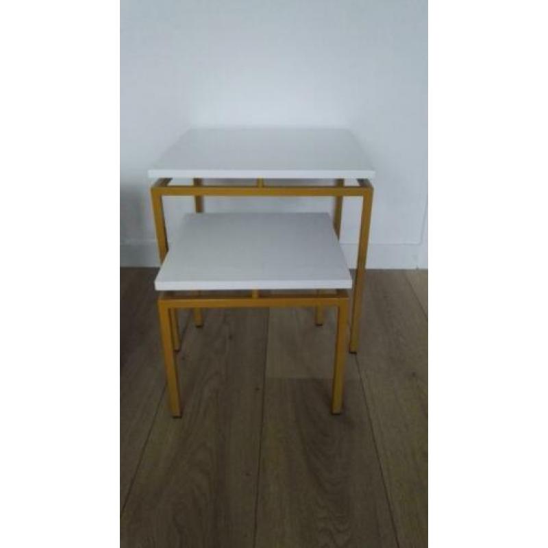 Vintage bijzettafeltjes wit oker € 20,- bij elkaar