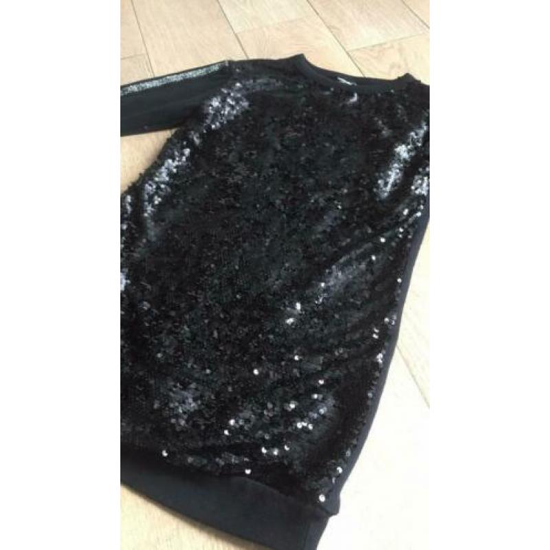 Gave sweatstof jurk met voorkant van pailletten maat 146/152