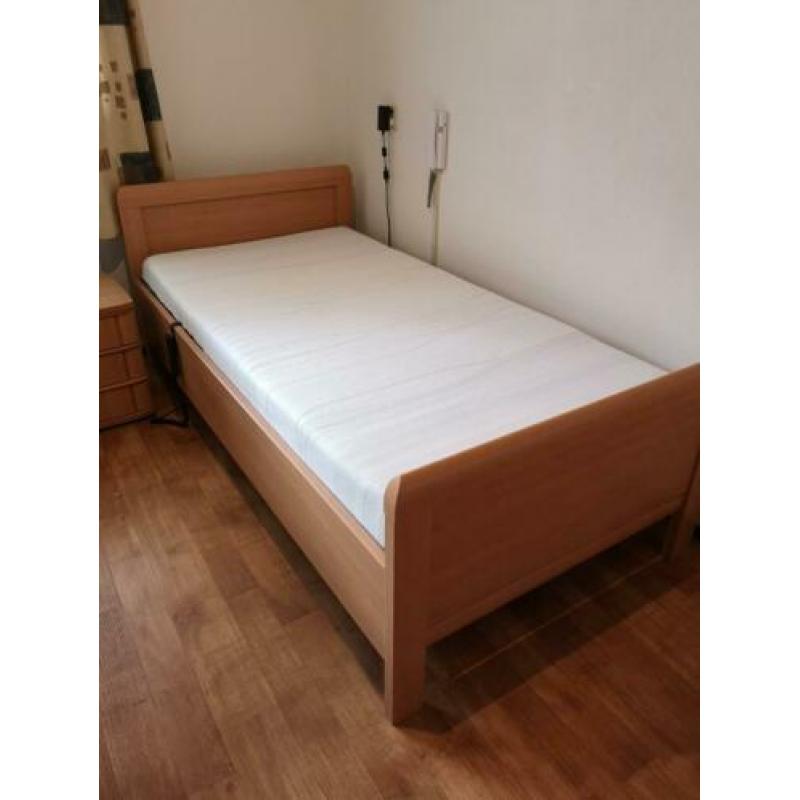 Elektrisch verstelbaar bed, Nachtkastje, kledingkast.
