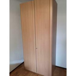 Elektrisch verstelbaar bed, Nachtkastje, kledingkast.