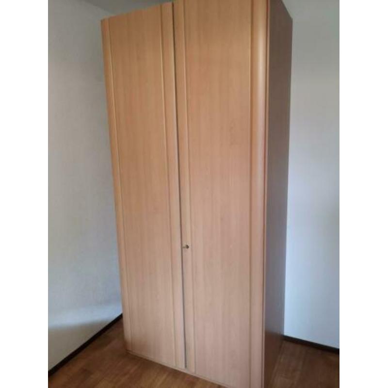 Elektrisch verstelbaar bed, Nachtkastje, kledingkast.
