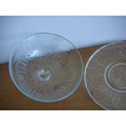 Onbeschadigde glazen cloche met schotel