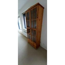 Inboedel geloogd eiken, grenen, glas in combinatie met brons