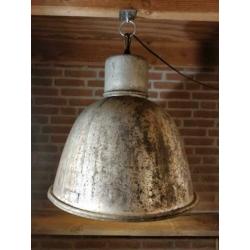 Grote industriële hanglamp, met zeer bijzondere patina