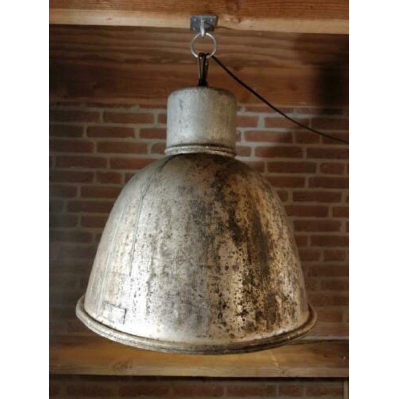 Grote industriële hanglamp, met zeer bijzondere patina
