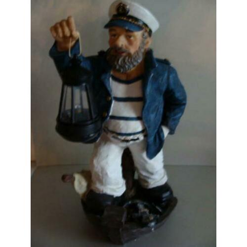 Schipper of kapitein op de punt van zijn boot met lampje