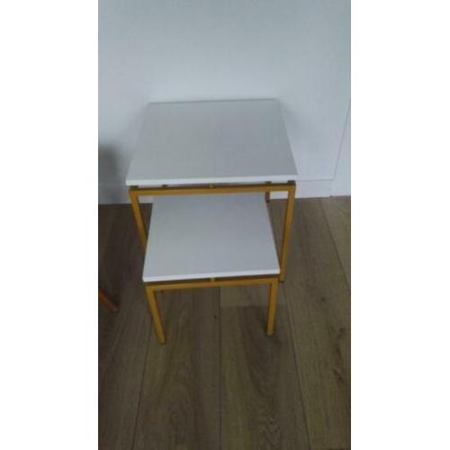 Vintage bijzettafeltjes wit oker € 20,- bij elkaar