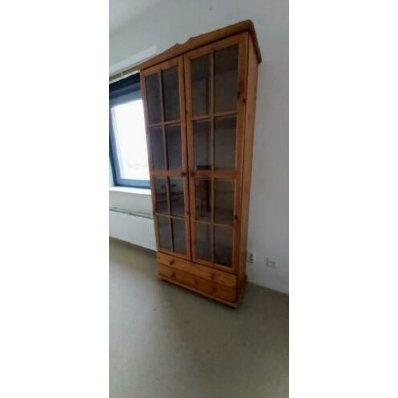 Inboedel geloogd eiken, grenen, glas in combinatie met brons