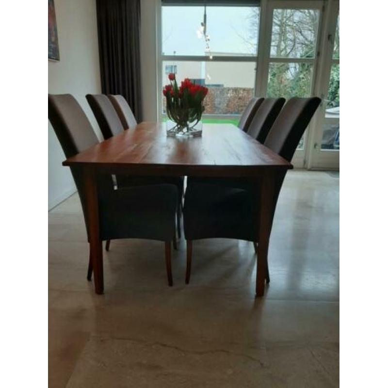 Eettafel met zes stoelen